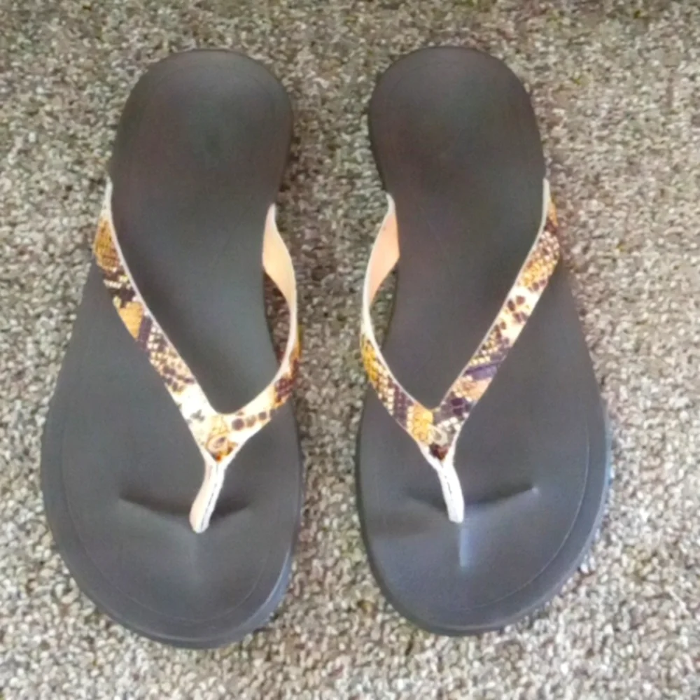 Olukai Ho'opio Leather Snake Print Sandals Flip Flops - Picture 3 of 9